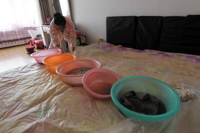 吉水楼上漏水，住户失联，小区没物管，业主维权难！律师来支招……